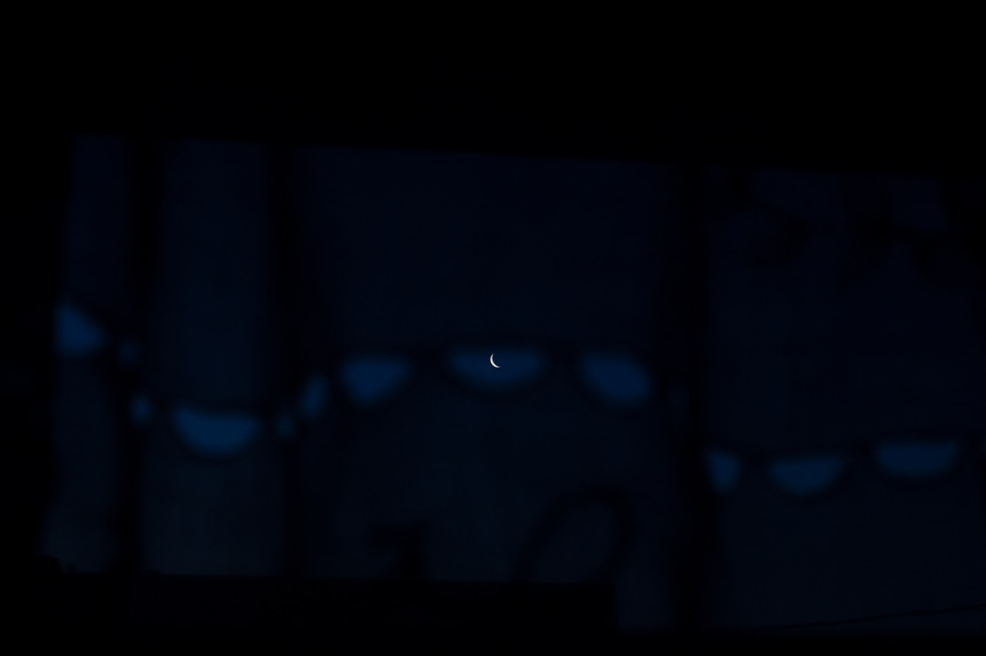 深夜窗外的一弯月亮