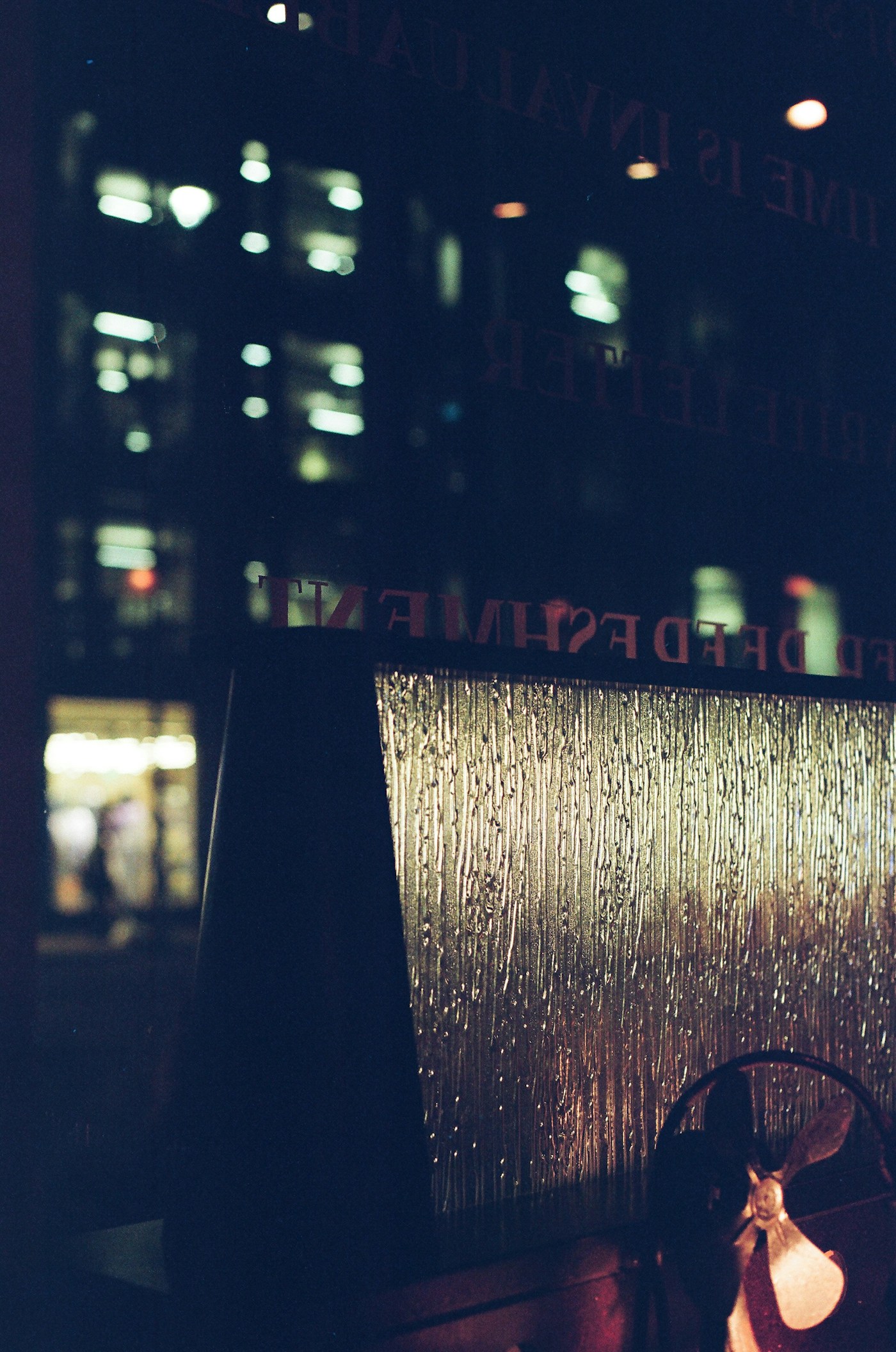 雨夜玻璃上的水珠与灯光